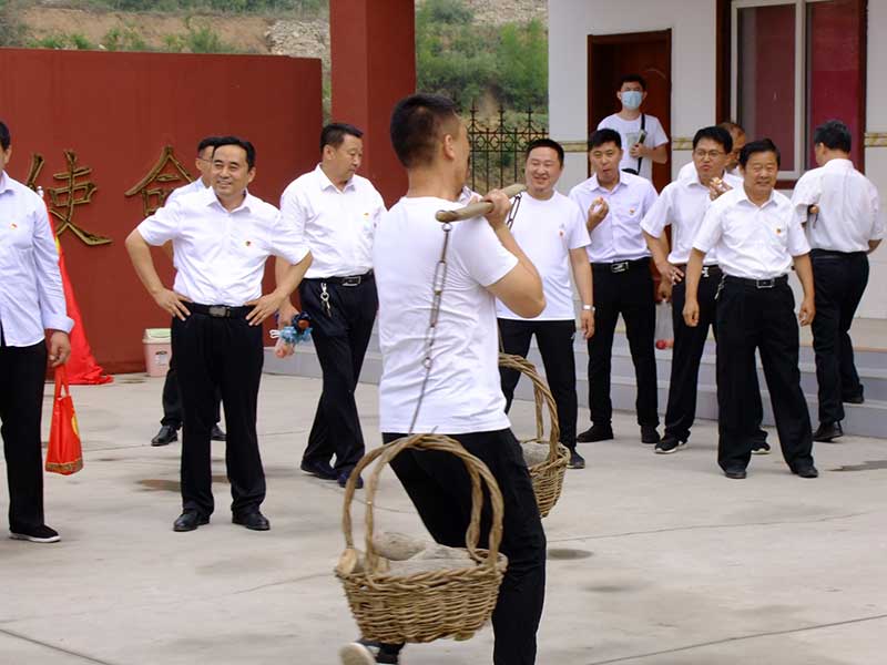 讓黨旗高高飄揚(yáng)---宏達(dá)集團(tuán)黨員參觀大峰山紅色教育基地活動